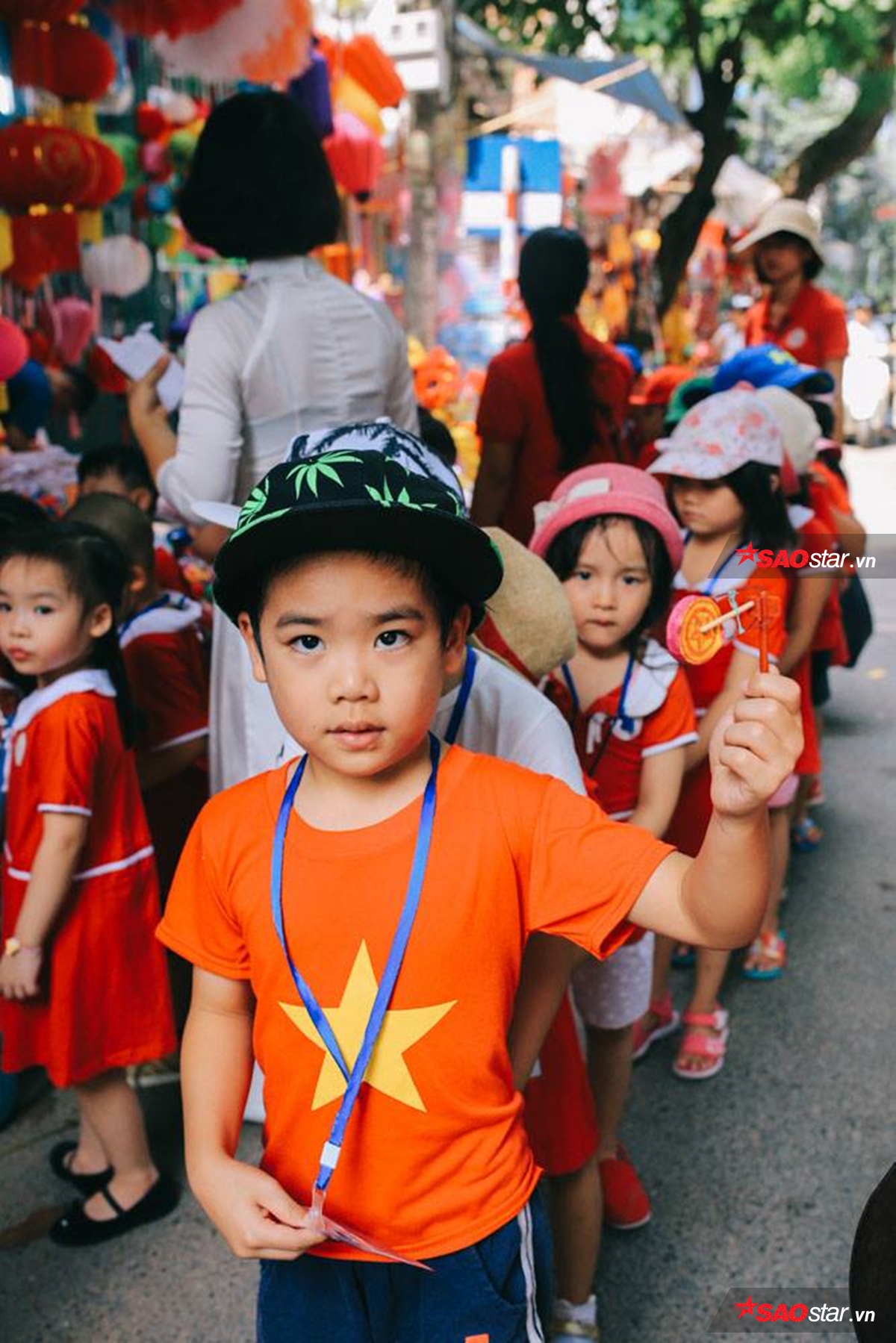 Lên phố Hàng Mã ngay thôi, không khí trung thu đã ngập tràn với sắc màu rực rỡ đẹp như mơ rồi đấy! Ảnh 7