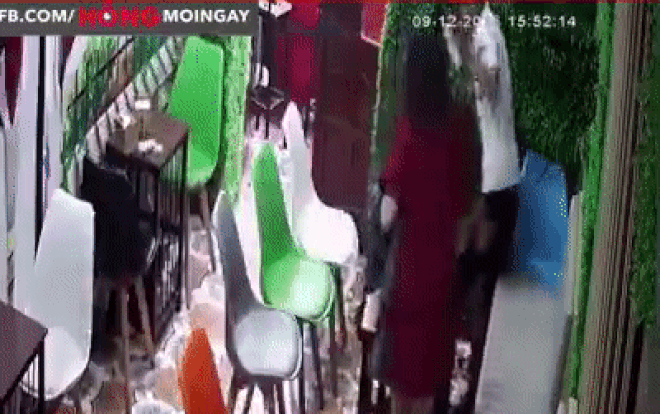 Bức xúc cặp đôi ăn xong dùng 4 lọ tương ớt xịt lên người nhau đùa giỡn, nhân viên nhắc nhở còn lên mặt thách thức Ảnh 2