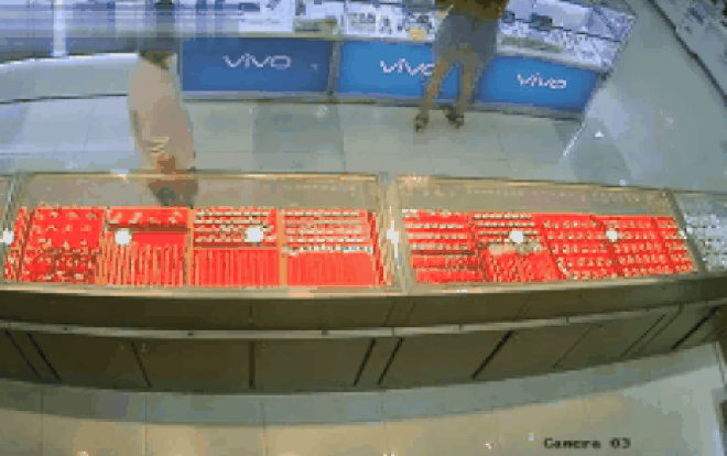 Nam thanh niên ăn mặc bảnh bao 2 lần ngồi thụp xuống nhìn trộm váy cô gái trẻ giữa trung tâm thương mại gây phẫn nộ Ảnh 2