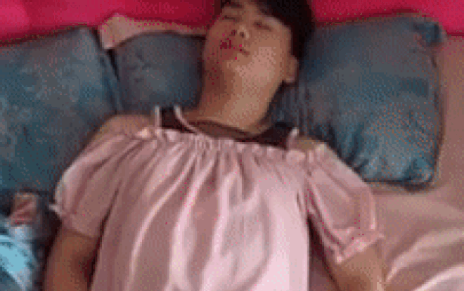 Cười bể bụng với cô vợ 'siêu lầy' nhân lúc chồng ngủ say bắt làm mẫu thử váy để bán hàng online Ảnh 2