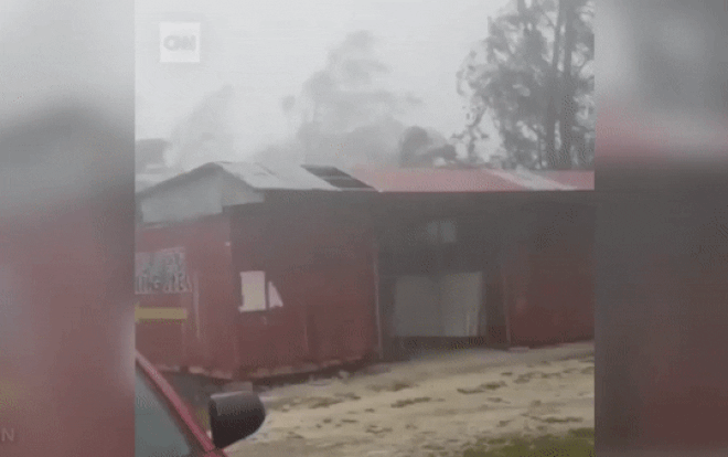 Kinh hoàng cảnh siêu bão Mangkhut tốc bay mái nhà dân Ảnh 2