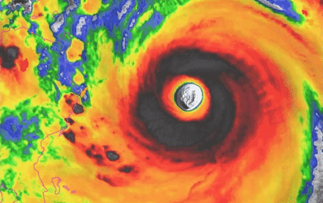 Siêu bão Mangkhut kinh hoàng tới mức 'có thể nhấc bổng một chiếc Boeing 737' Ảnh 2