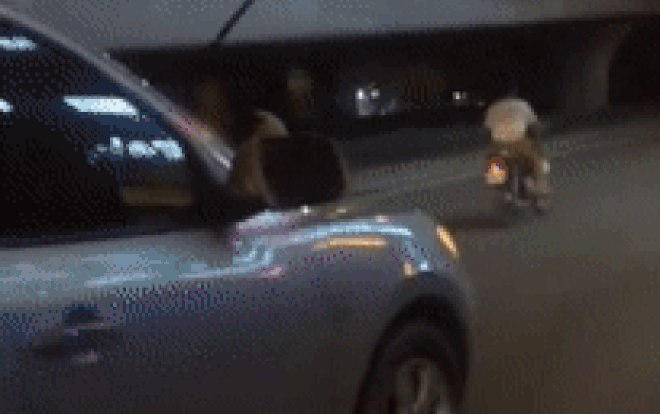 Clip người phụ nữ đu mình trên ca pô ô tô hét lớn: 'Gọi giúp em công an, nó đâm vào xe em rồi bỏ chạy' Ảnh 2