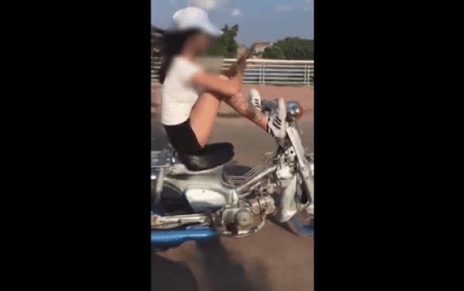 Thót tim với cô gái xăm trổ lái xe máy bằng chân, hai tay bấm điện thoại lia lịa Ảnh 2