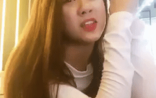 Cô giáo Nghệ An bất ngờ được cư dân mạng săn lùng vì sở hữu giọng hát ngọt ngào cùng ngoại hình vô cùng xinh đẹp sau clip cover Ảnh 2