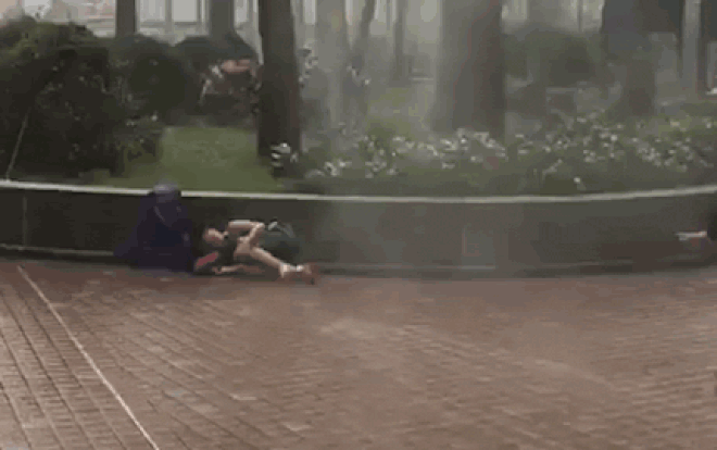 Siêu bão Mangkhut quật ngã người đi bộ, làm bật giàn giáo toà nhà 7 tầng Ảnh 2