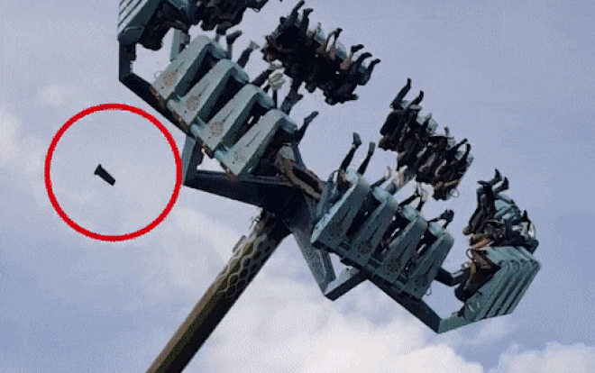 'Hết hồn' khi thấy mảnh ghế bỗng văng xa khi đang chơi đu quay cách mặt đất 20 m Ảnh 2