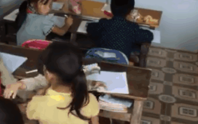 Hình ảnh bé gái vừa viết bài vừa dỗ em quấy khóc trong lớp khiến cộng đồng mạng không kìm được nước mắt Ảnh 2