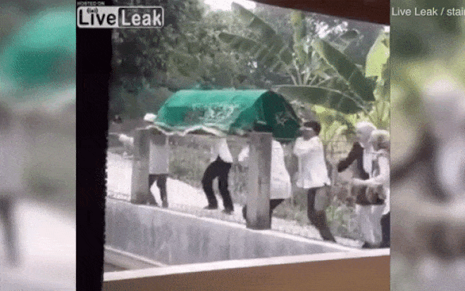 Đang khiêng người chết đi trên đường, gió lớn thổi bay thi thể xuống hồ Ảnh 2