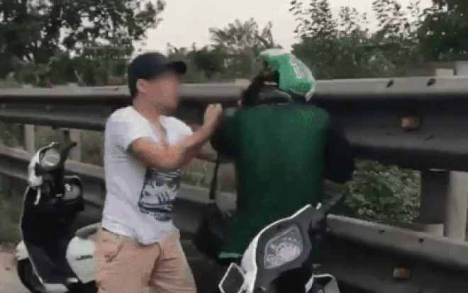 Ngứa mắt vì xi nhan phải rẽ trái, người đàn ông đấm liên tiếp vào đầu tài xế Grab Bike Ảnh 2