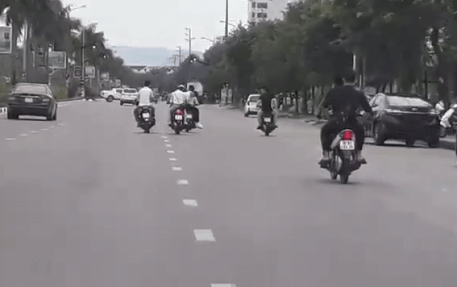 Bức xúc 10 nam thanh niên chở nhau trên xe máy dàn hàng ngang, không đội mũ bảo hiểm còn lạng lách đánh võng Ảnh 2
