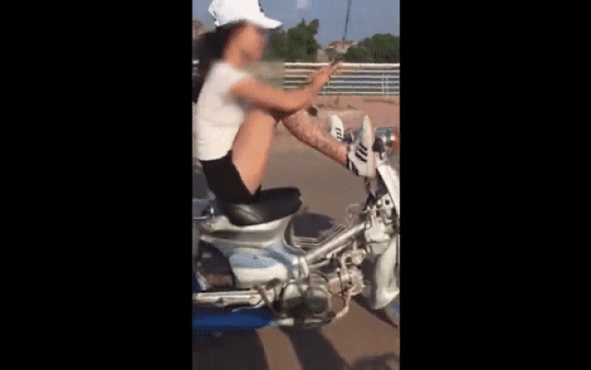 Thông tin mới vụ cô gái trẻ xăm trổ lái xe máy bằng chân, hai tay bấm điện thoại lia lịa Ảnh 2