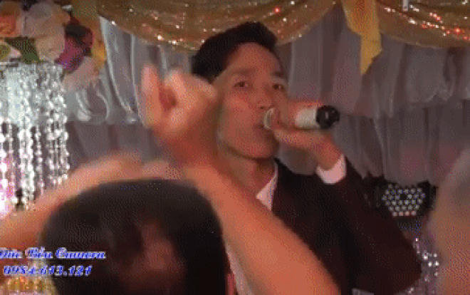 Dân mạng dậy sóng với bản cover Cheri Cheri Lady huyền thoại trong đám cưới Ảnh 2