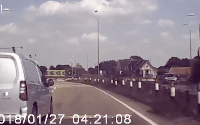 Cố gắng vượt lên phía trước, xe ô tô mất lái lộn nhào trên không trung Ảnh 2