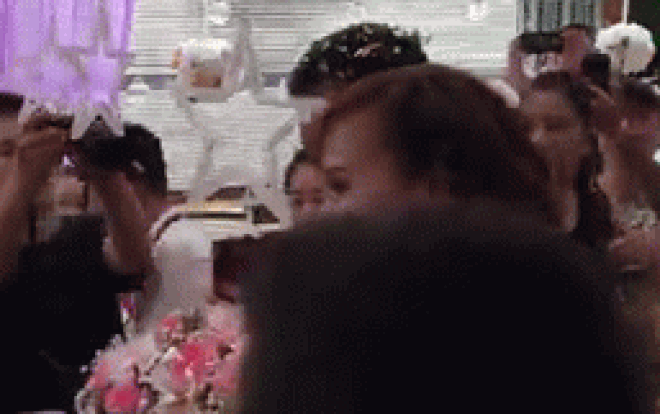 Xuất hiện người phụ nữ lớn tiếng mắng nhiếc cô dâu 61 tuổi ngay tại đám cưới Ảnh 2