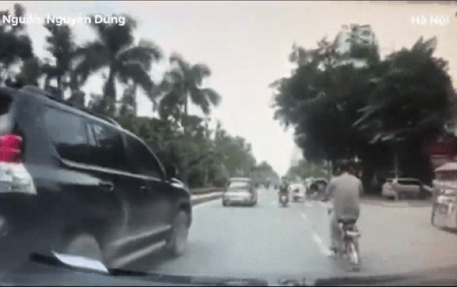 Clip: Xe máy chở hàng cồng kềnh bất ngờ lấn đường làm 2 người khác văng mạnh xuống đường Ảnh 2