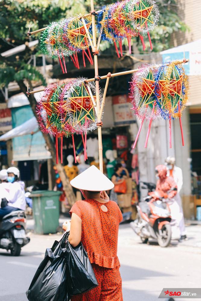 Hồi ức về những mùa Trung thu cũ: 'Ông trăng to, lồng đèn giấy, ngọn nến vàng và tụi con nít xóm nghèo năm ấy…'