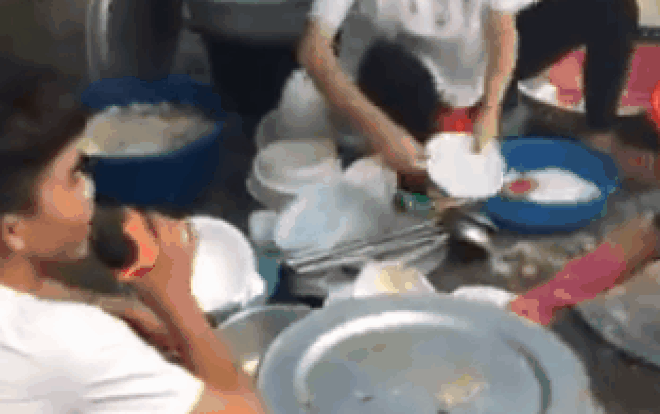 Chưa kịp tẩy trang, nàng dâu mới lặng lẽ rửa cả núi bát, chồng ngồi cạnh hát cổ vũ: 'Người tuyệt vời nhất là em' Ảnh 2