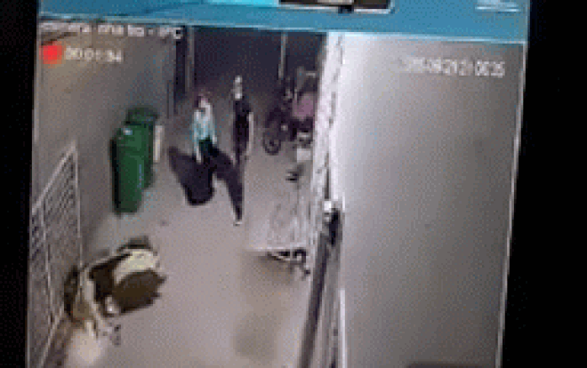 Đang vui vẻ trên xe, nam thanh niên bất ngờ tấp xe vào bên tường rồi đạp liên tiếp vào người bạn gái Ảnh 2