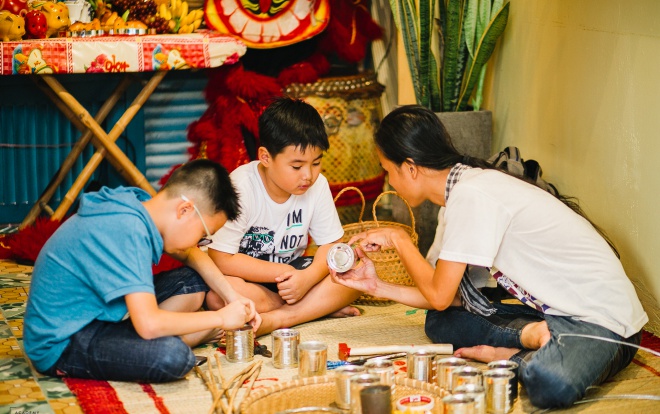 Có một Trung thu cổ tích giữa Sài Gòn: Nơi con nít cùng bố mẹ tập làm lồng đèn, đúc bánh, múa lân và rước đèn khắp hẻm nhỏ Ảnh 2