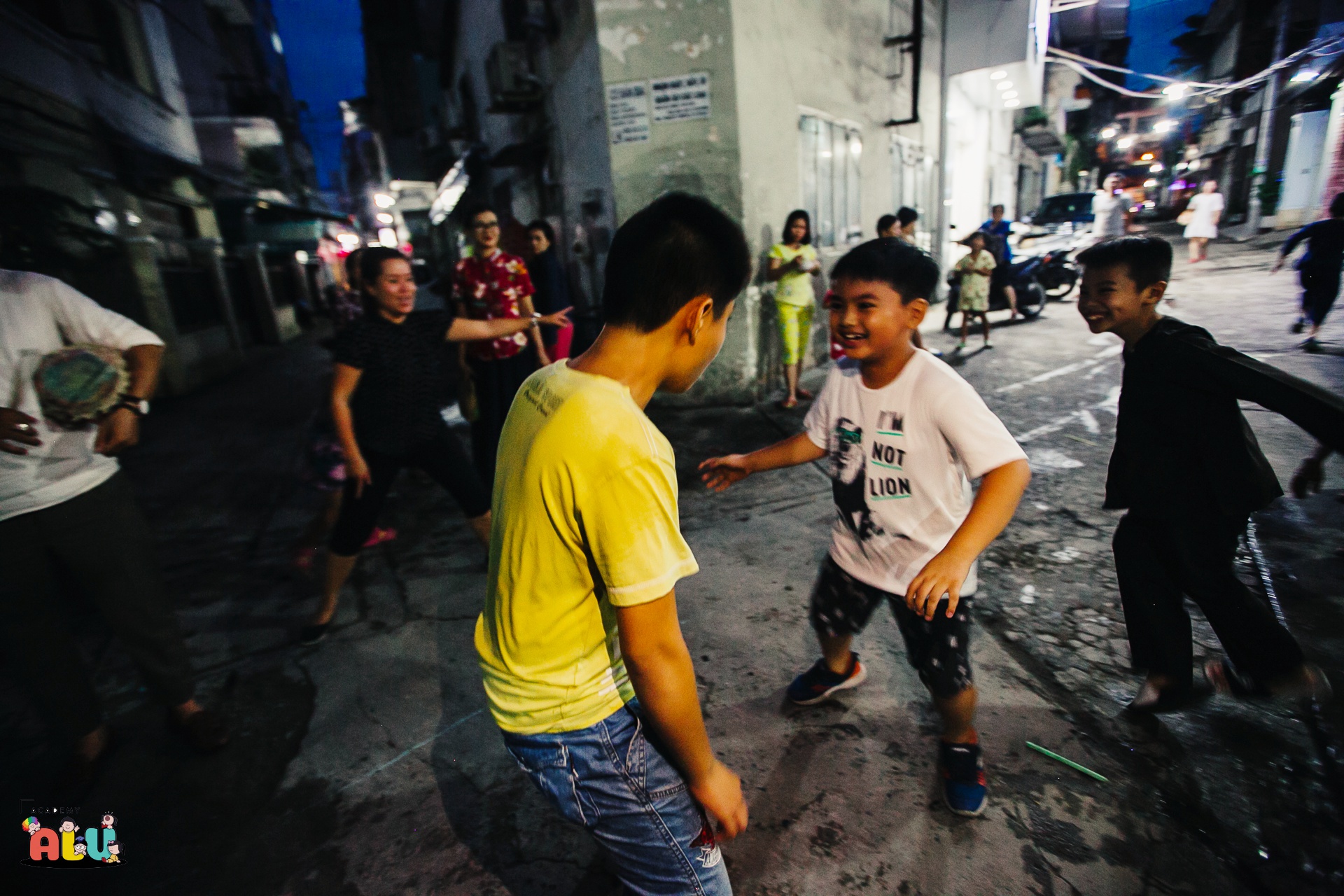 Có một Trung thu cổ tích giữa Sài Gòn: Nơi con nít cùng bố mẹ tập làm lồng đèn, đúc bánh, múa lân và rước đèn khắp hẻm nhỏ Ảnh 18