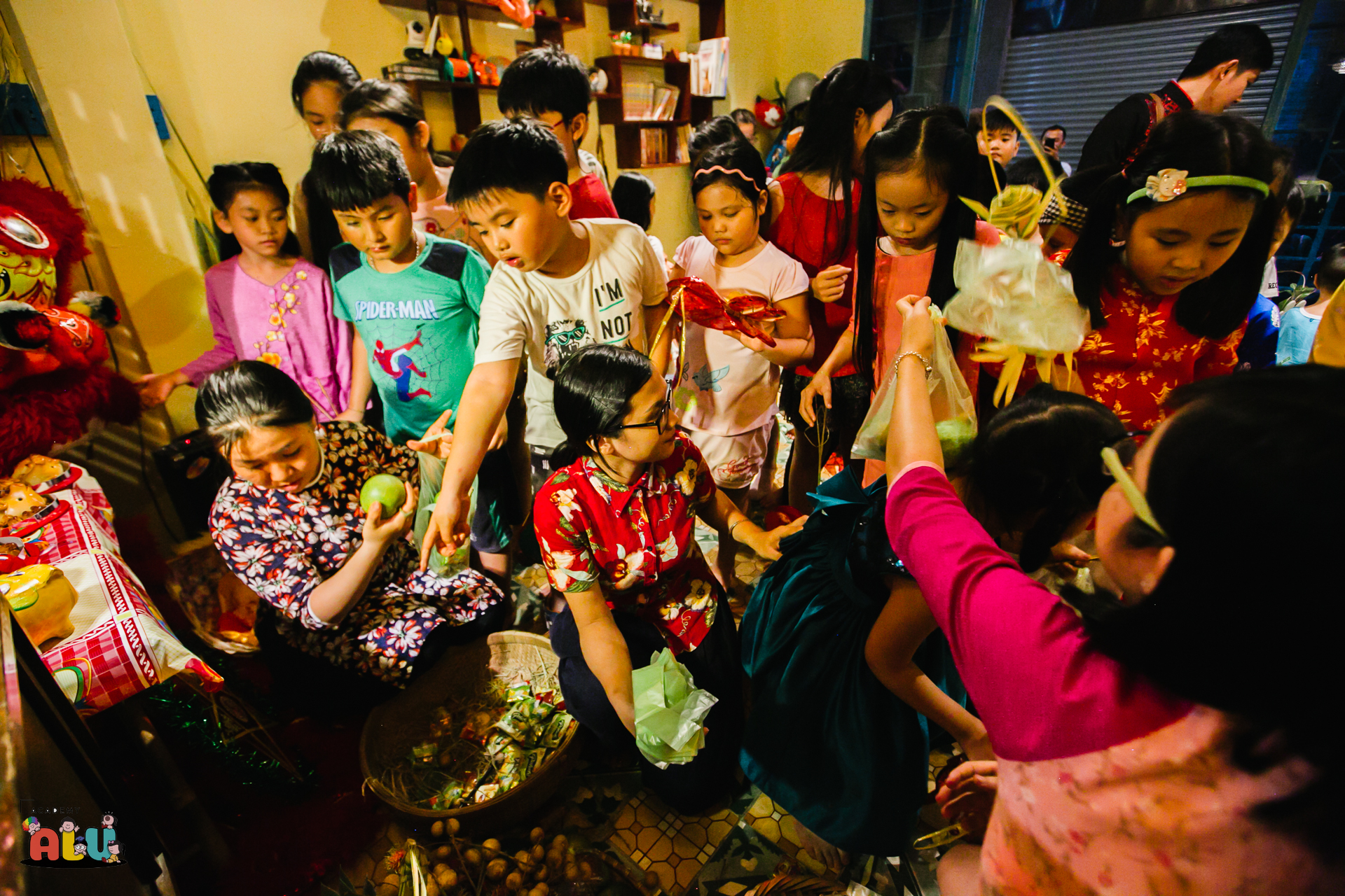 Có một Trung thu cổ tích giữa Sài Gòn: Nơi con nít cùng bố mẹ tập làm lồng đèn, đúc bánh, múa lân và rước đèn khắp hẻm nhỏ Ảnh 21