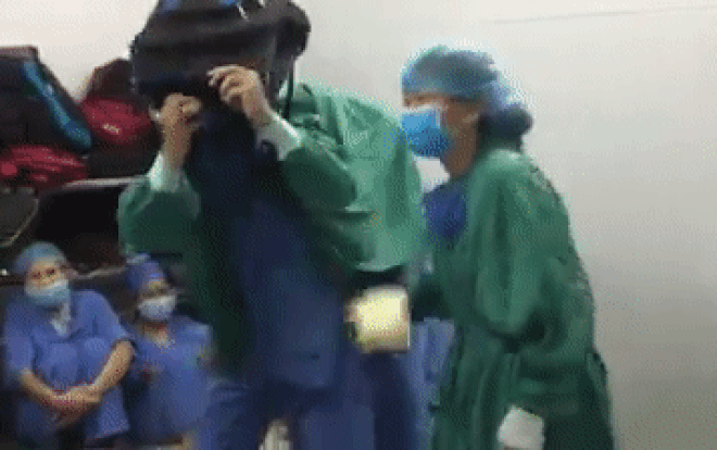 Tự chế đồ múa lân, ekip bác sĩ phòng mổ khiến dân tình cười ra nước mắt Ảnh 2