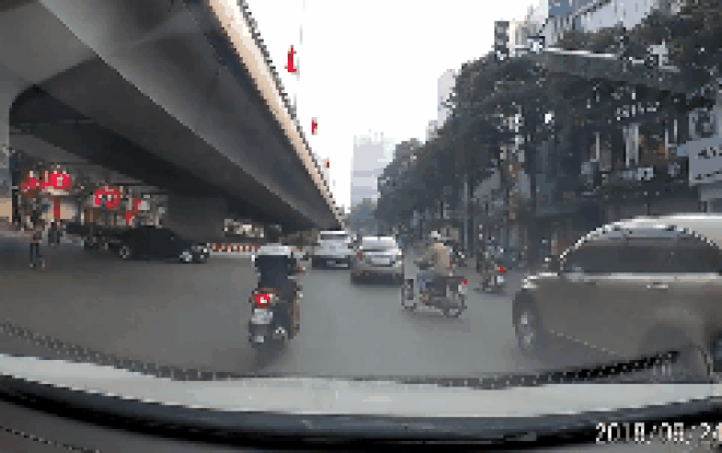 Màn ‘ú òa’ của nam thanh niên trêu đùa bà cô giữa đường và cái kết ‘ăn đủ’ Ảnh 2