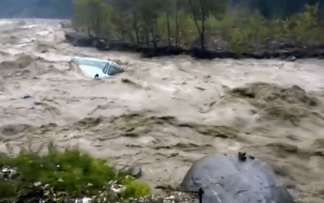 Xe buýt bị nước lũ cuốn trôi không khác gì món đồ chơi Ảnh 2