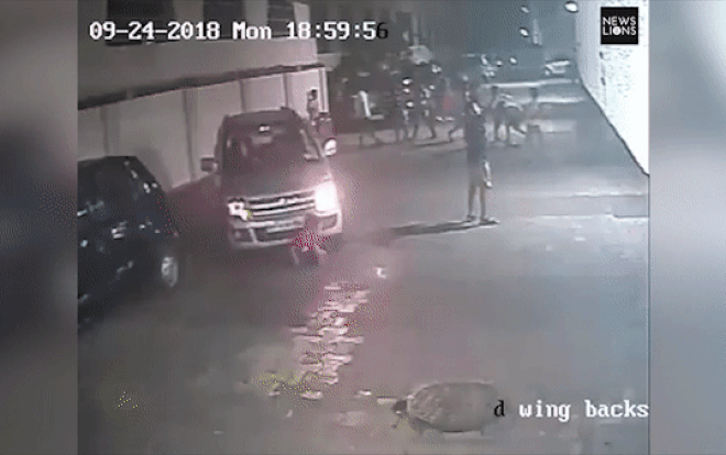 Bị cuốn vào gầm ô tô, cậu bé vẫn đứng dậy chạy nhảy bình thường Ảnh 2