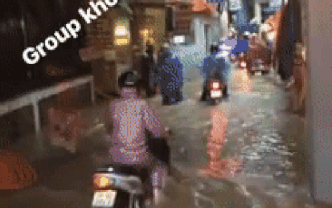 Bà thím lăm lăm cây gậy trước cửa nhà ngày mưa gió, ai chạy xe máy qua là vụt thâm tím cả người khiến dân tình ngơ ngác Ảnh 2