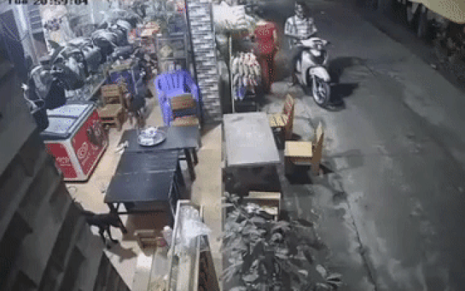 Nam thanh niên ăn mặc bảnh bao đi SH vờ hỏi mua thùng bia, lợi dụng chủ quán sở hở rồi quỵt tiền phóng xe bỏ chạy Ảnh 2