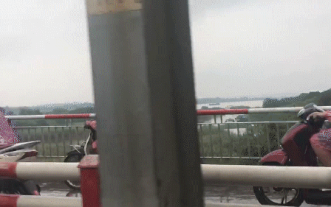 Tranh cãi gay gắt vì đoạn clip 20s trên cầu Chương Dương: Khi sự đáng yêu bỗng chuyển thành đáng trách Ảnh 2