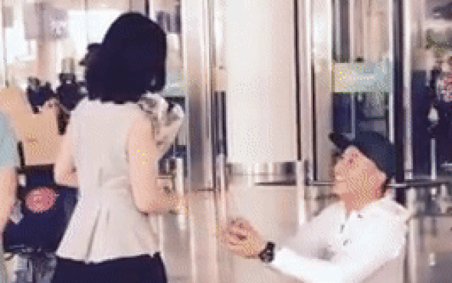 Ghen tỵ với màn cầu hôn ngọt ngào hết nấc của cặp đôi ở sân bay sau 3 năm yêu xa và chuyện tình bên nhau 1 thập kỉ Ảnh 2