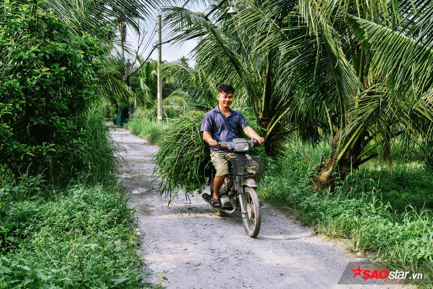 Có một làng quê xanh mướt giữa Sài Gòn - nơi người dân sống tách biệt phồn hoa, lấy nuôi cá trồng hoa làm nguồn vui sống Ảnh 5