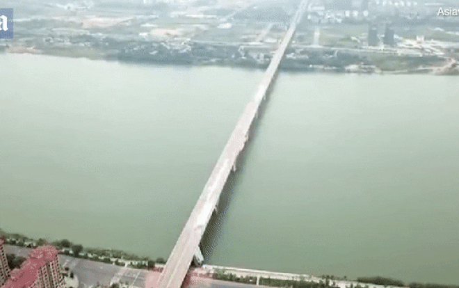 Cảnh tượng cầu dài hơn 1.500 m bị phá sập trong 3 giây Ảnh 2