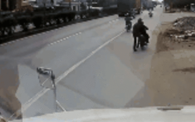 2 thanh niên 'đường đường chính chính' vặt trộm gương container dù biết chủ xe ở ngay đằng sau Ảnh 2