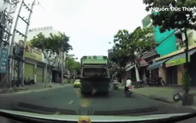 Mải mê bấm điện thoại khi đang điều khiển xe, người đàn ông đâm sầm vào chiếc xe khác đang dừng ven đường Ảnh 2