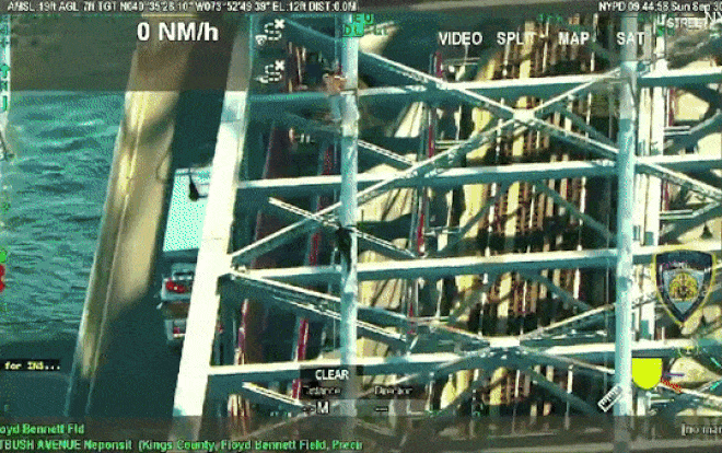 Thót tim khoảnh khắc cảnh sát giải cứu người đàn ông định tự tử trên cầu treo Ảnh 2