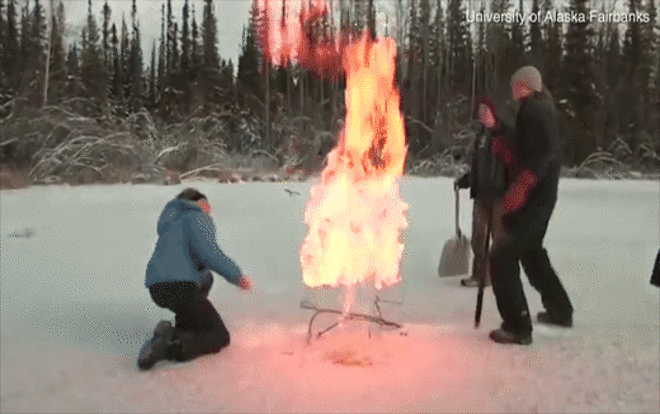 VIDEO: Hồ băng Bắc Cực bốc cháy nghi ngút Ảnh 2