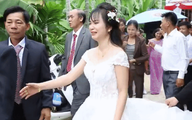 Xúc động với hình ảnh cô dâu khóc nức nở níu tay chú ruột vì không nỡ rời xa người thân Ảnh 2