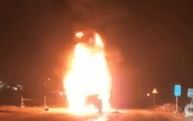 Xe đầu kéo cháy ngùn ngụt trên đường tránh hầm Hải Vân, hàng loạt phương tiện xếp hàng dài chờ suốt đêm Ảnh 2