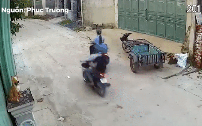 Đi xe máy một mình trong con hẻm vắng, cô gái bị 2 thanh niên bịt mặt áp sát giật điện thoại trong tích tắc Ảnh 2