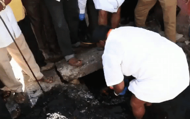 Tự tay thông cống, bộ trưởng Ấn Độ trở thành 'nguồn cảm hứng' Ảnh 2