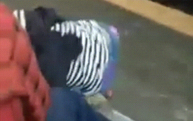 'Đánh đu' trên tàu tốc hành, cô gái trẻ suýt mất mạng Ảnh 2