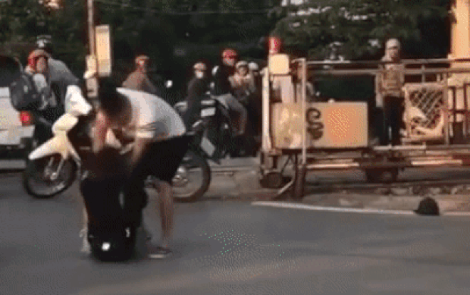 Phẫn nộ clip nam thanh niên túm tóc đánh đấm túi bụi vào người bạn gái giữa phố Ảnh 2