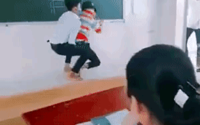 Thử thách 'khó nhăn răng': Khi đứa bạn muốn hóa thành người nhện chỉ biết bò trên tường không biết đi bạn làm sao để giúp? Ảnh 2