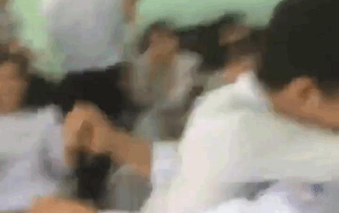 Clip 2 nam sinh đứng giữa lớp công khai tỏ tình rồi ôm chầm lấy nhau khiến bạn bè 'đứng hình' Ảnh 2