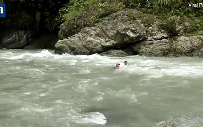 Cứ tưởng chỉ có ở miền núi Việt Nam học sinh mới phải chui túi nilon vượt suối nào ngờ có nơi giáo viên còn thả trôi theo dòng nước đến trường Ảnh 2