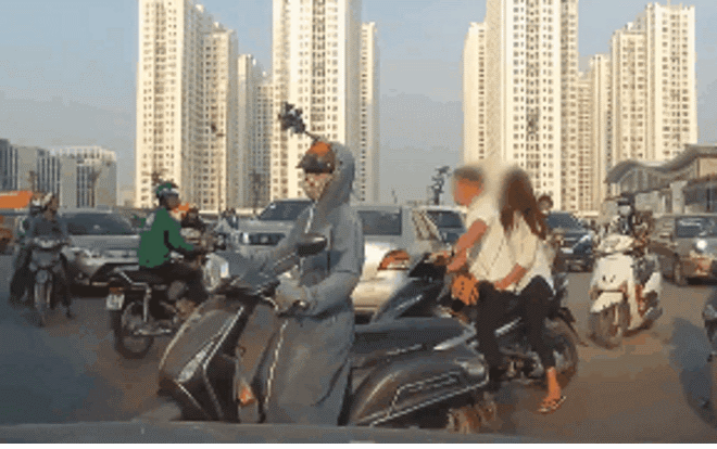 Chàng trai định 'dằn mặt' xe ô tô ai ngờ quay đầu lại gặp ngay CSGT khiến dân mạng bật cười Ảnh 2